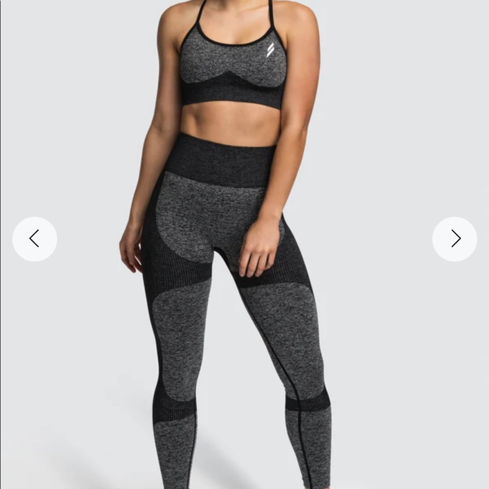 DOYOUEVEN BLACK SEAMLESS CROP BRA AND SEAMLESS LEGGING SET